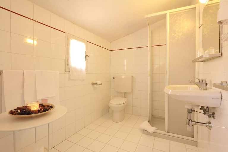 Bathroom 5, Hotel Bavaria, Florence