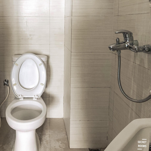 Bathroom 2, Gateway Pasteur Apartment by Secret Rooms, Bandung
