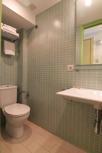 Bathroom 2, ClassBedroom Gothic Ramblas Apartments, Barcelona