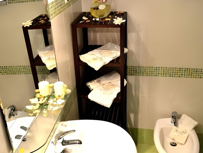 Bathroom 2, New Royal, Napoli