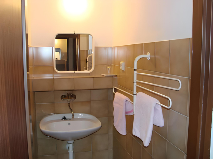 Bathroom 3, Hotel Kristl, Pardubice