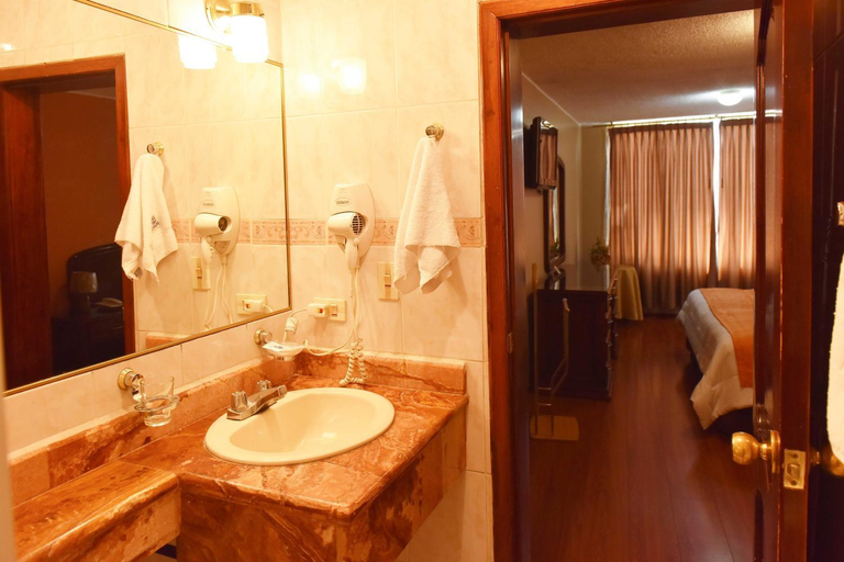 Bathroom 3, Hotel Makroz, Latacunga