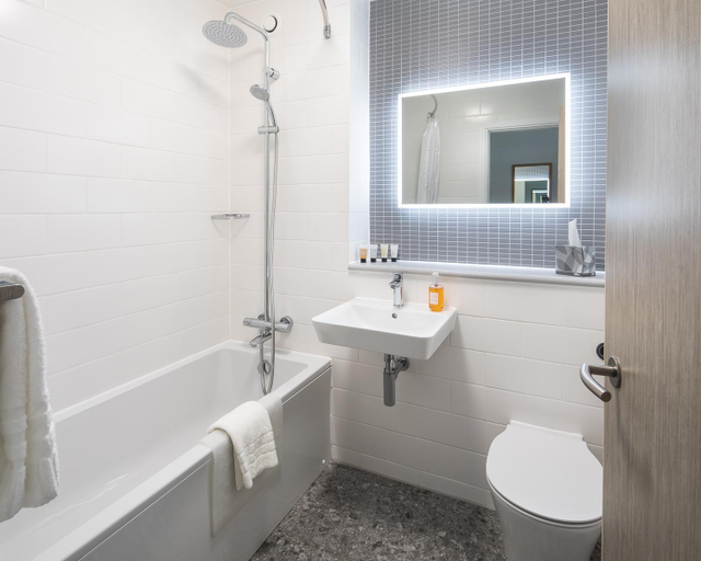 Bathroom 5, Warwick Conferences - Radcliffe, Warwickshire