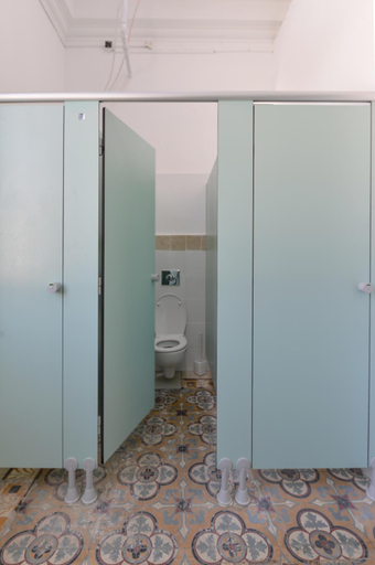 Bathroom 4, Caravan Hostel Tel Aviv By Roger Age 18-45