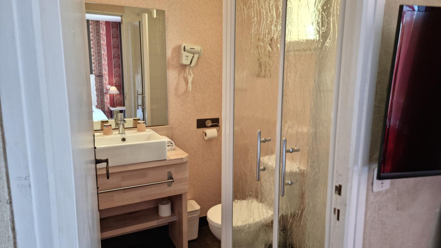 Bathroom 4, Logis Hotels Le Saint Marc, Drôme