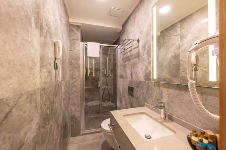 Bathroom 5, Hotel Ravi, Fatih