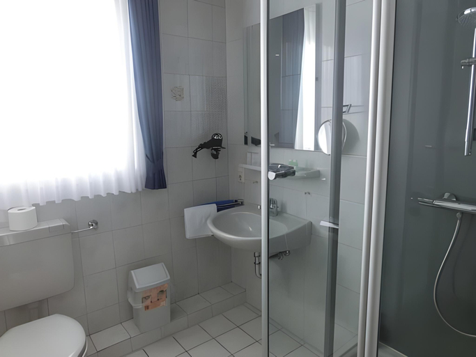 Bathroom 4, Hotel Schiffer, Wittmund