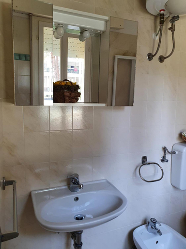 Bathroom 3, Annie, Venezia
