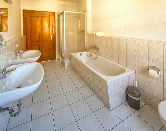 Bathroom 5, Gaststatte und Pension Felsenthal, Gotha