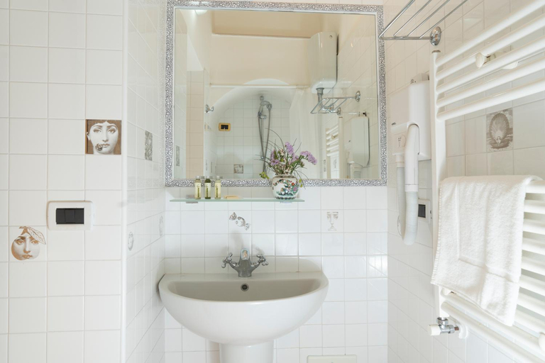 Bathroom 5, S. Martin Hotel, Bari