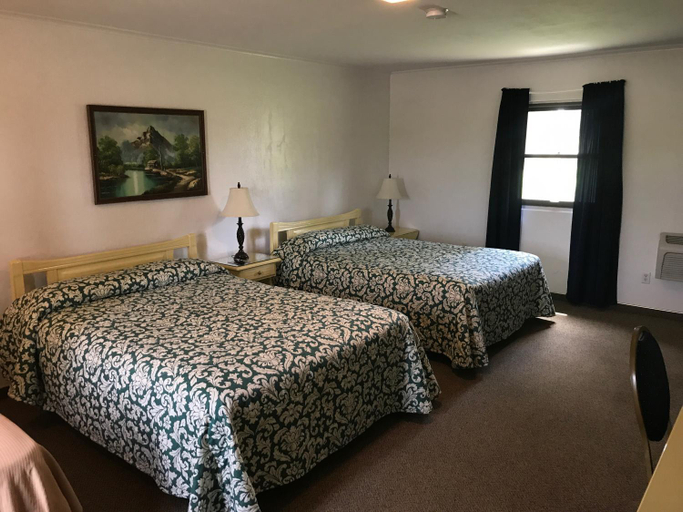 Bedroom 3, The Evergreen Motel in Kansas, Pratt
