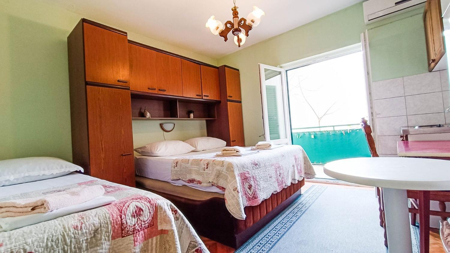 Others 3, Apartments Ines - 15 meters from the beach, Baška Voda
