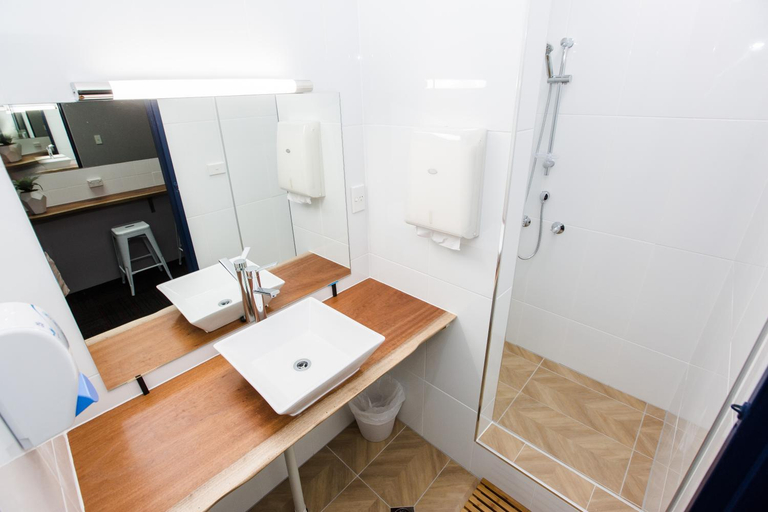Bathroom 2, Mad Monkey Backpackers Waterfront, Cairns