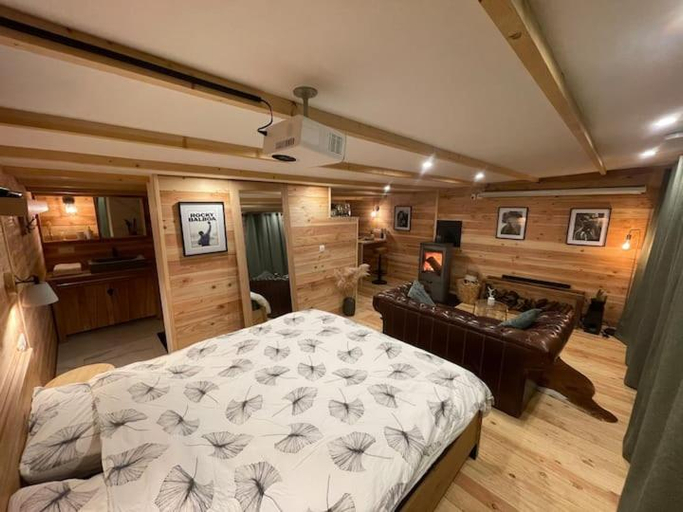 Others 4, Cabane bien belge avec cinema et jacuzzi, Brabant Wallon