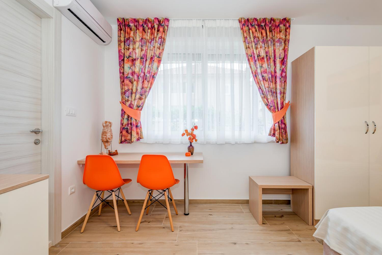Others 5, Coloured rooms, Split