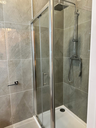 Bathroom 3, Green Ariana Hotel, London
