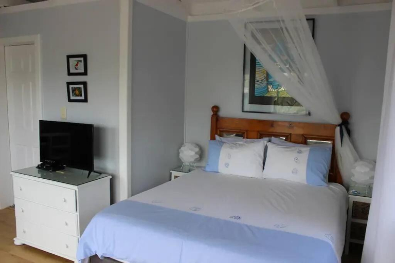 Bedroom 2, Candelabra Cottage Perched on the Wild Coast, Amathole