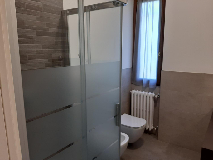 Bathroom 5, Al-Colle, Bergamo