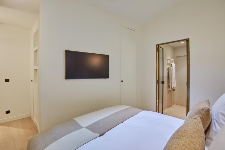 Bedroom 3, Sublime and New Studio Louvre Palais-Royal, Paris