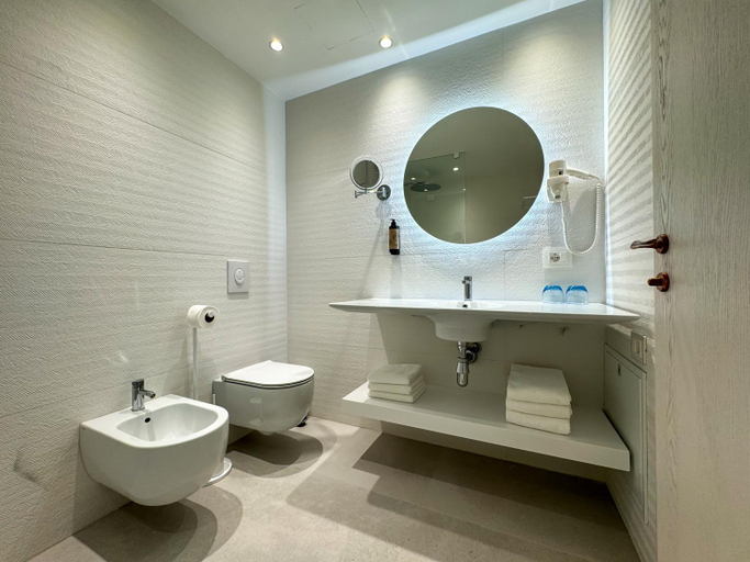 Bathroom 4, Abi's Hotel & SPA Vlore, Vlorës