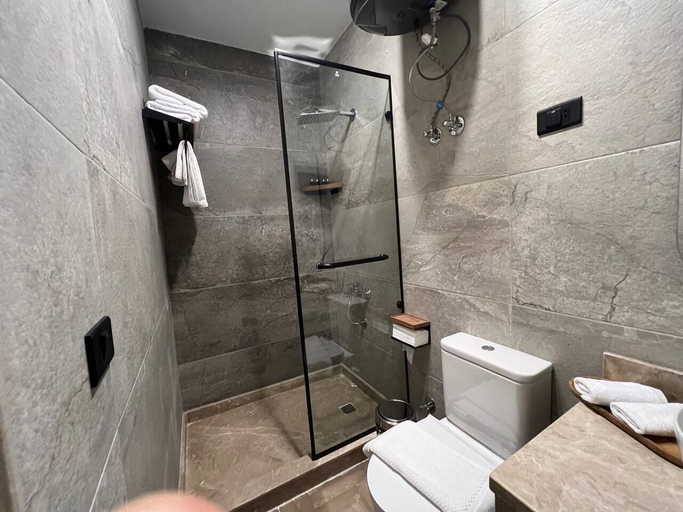 Bathroom 4, Pyramids Island, Al-Ahram