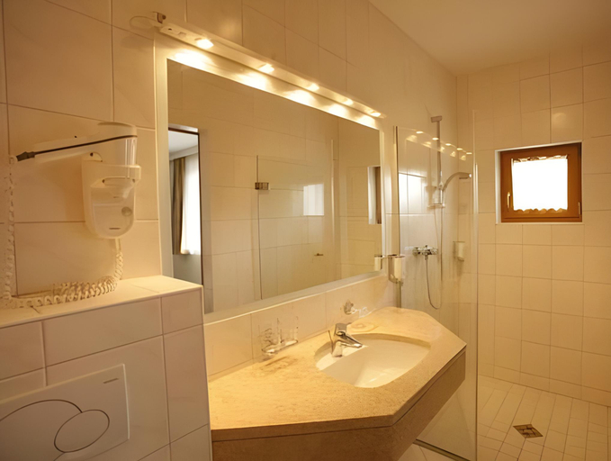 Bathroom 4, Hotel Gasthof Zum Kirchenwirt, Hallein
