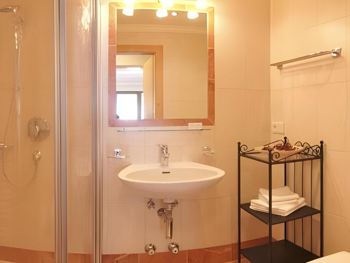 Bathroom 2, Hotel Garni Larcherhof, Schwaz