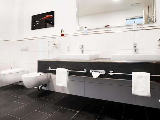 Bathroom 2, Hennedamm Hotel, Hochsauerlandkreis