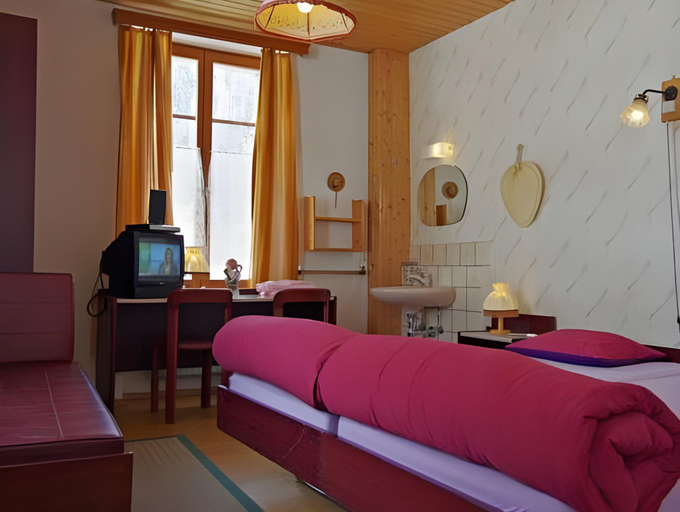 Bedroom 2, Maison d'hotes de la Gare, La Gruyère
