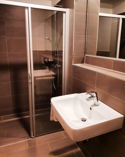 Bathroom 3, Hotel Rodgau, Offenbach