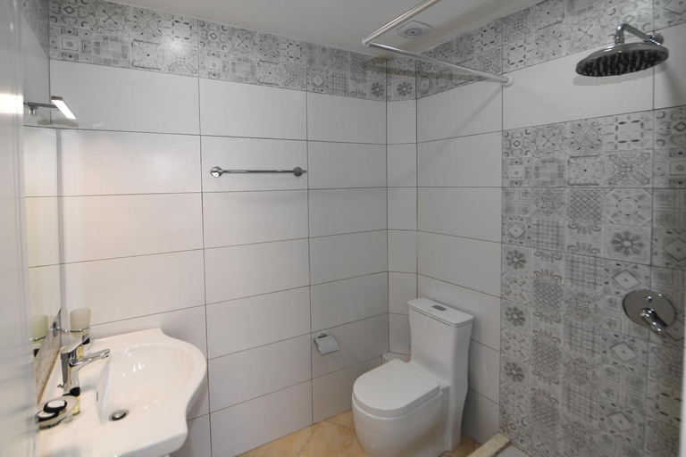 Bathroom 3, Hotel Promenade, Shkodrës
