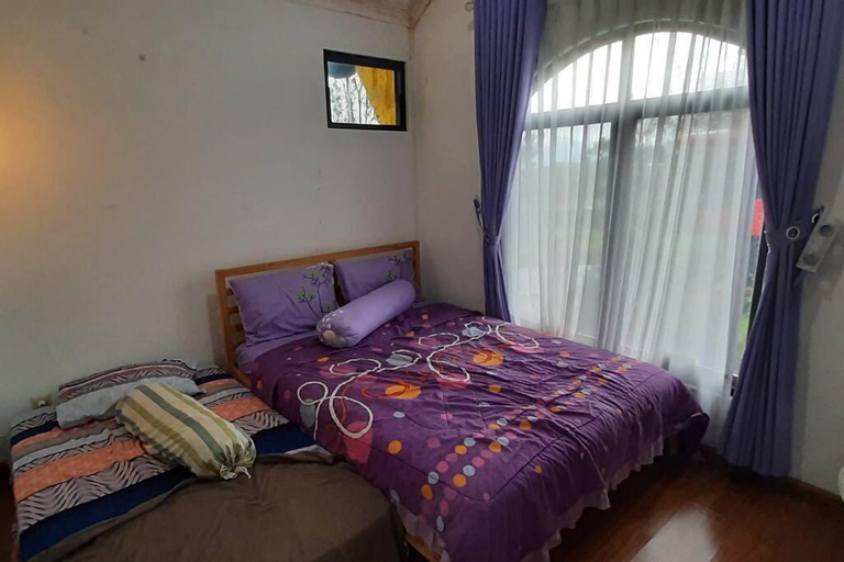 Bedroom 2, Villa Numismatik. Penginapan Unik yang Asri Alami, Cianjur