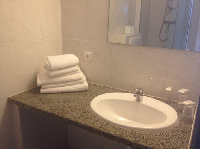 Bathroom 3, Hotel Le Strasbourg, Haut-Rhin