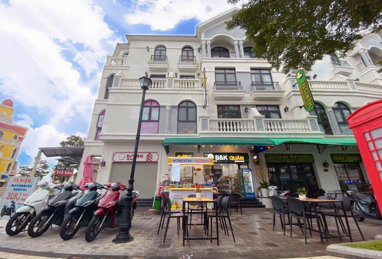Exterior & Views