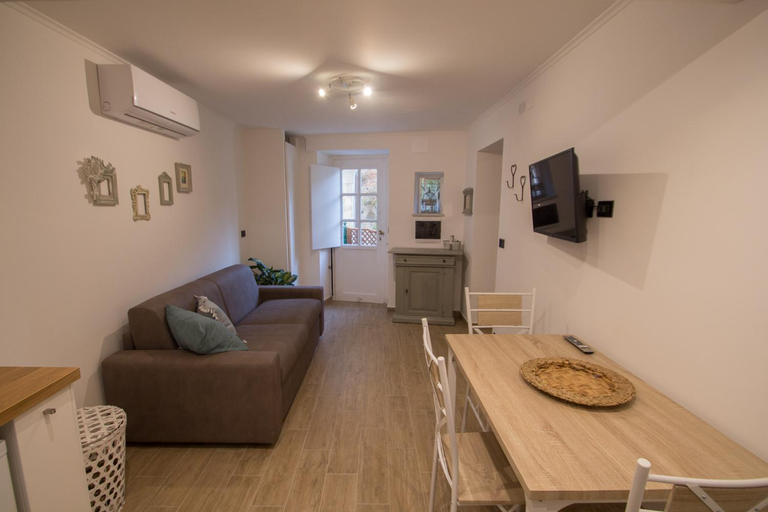 Others 3, Appartamento a 90 metri dal mare, Savona