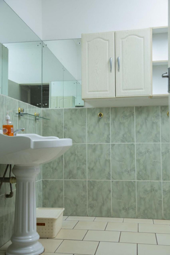 Bathroom 2, Adlib Executive Lodge, Lilongwe City