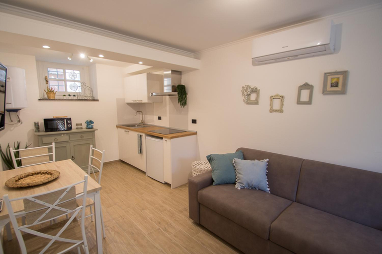 Others 5, Appartamento a 90 metri dal mare, Savona