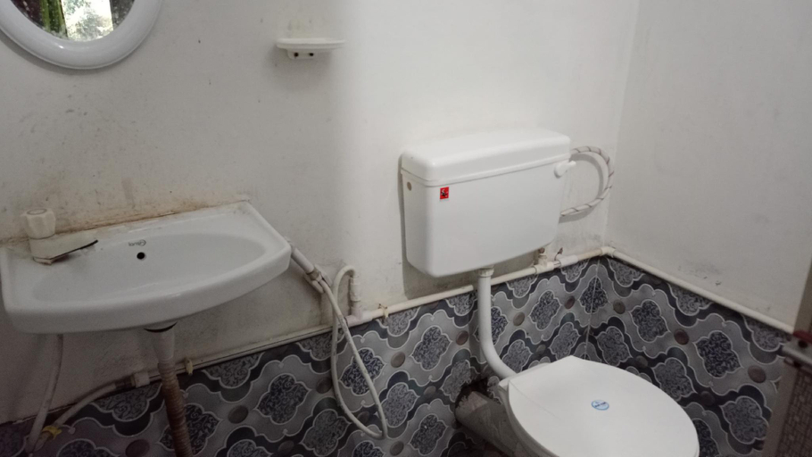 Bathroom 5, Ruwad: Okum Bamboo Cottages by Urban Express, Jorhat