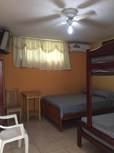 Others 2, Hostal Sarai, Pedernales