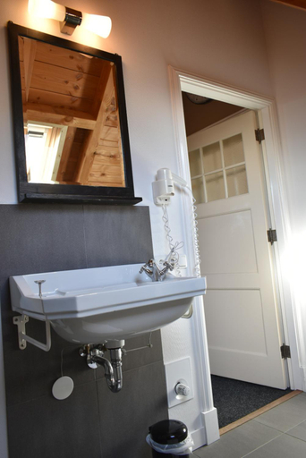 Bathroom 2, B&B De Pastorie bij Dokkum, Ferwerderadiel