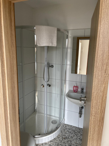 Bathroom 3, Cetnicka stanice Hluboka, České Budějovice