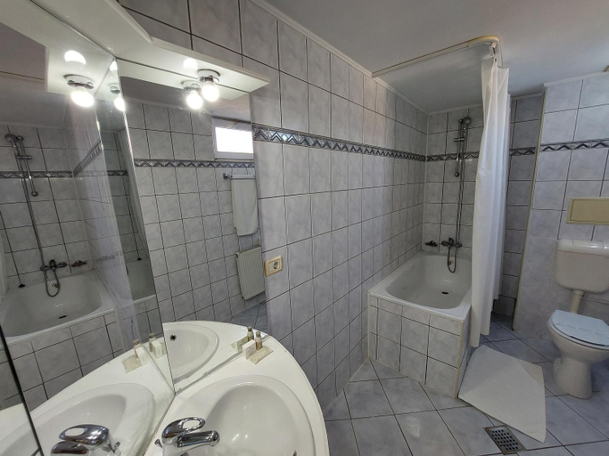 Bathroom 4, Egreta, Tulcea