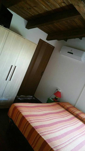 Bedroom, Affittacamere Luti, Oristano