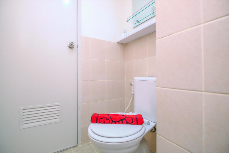 Bathroom 5, Simply Look and Tidy 2BR at Podomoro Golf View Apartment By Travelio, Bogor