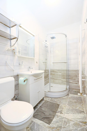 Bathroom 3, Vaci Apartments, Budapesti