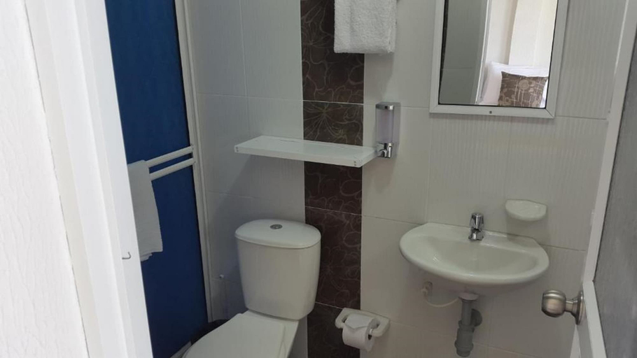 Bathroom 3, Posada Enilda, Providencia