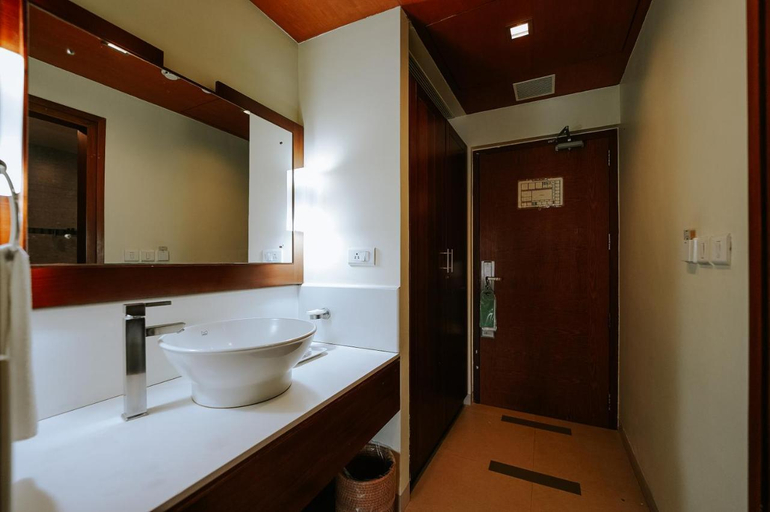 Bathroom 2, Devaragam, 300 Meters from Temple, Thrissur