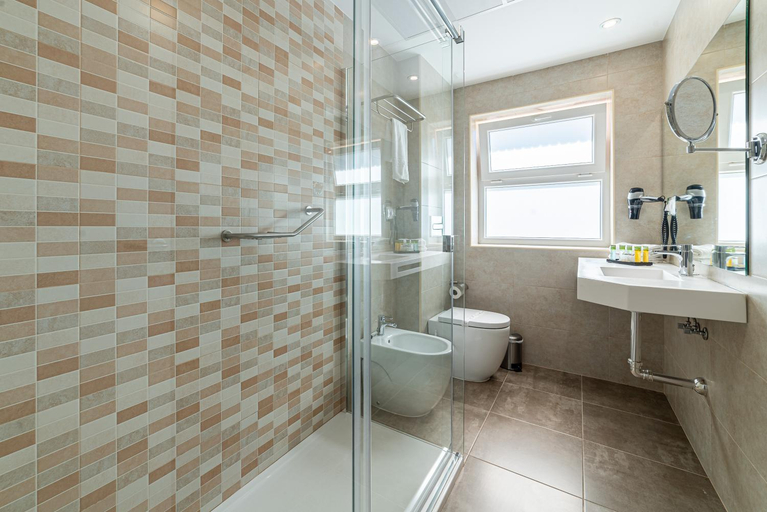 Bathroom 4, Hotel Pato Rojo, Huelva