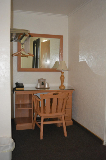 Others 5, The Evergreen Motel in Kansas, Pratt