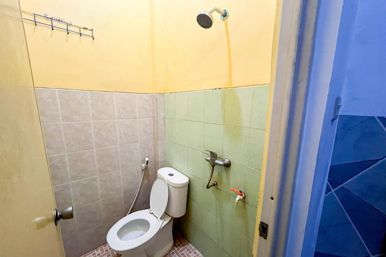 Bathroom 4, SUPER OYO 90950 Forzando House, Malang